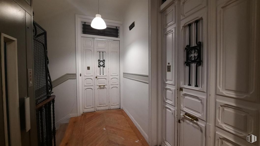 Oficina en alquiler en Glorieta Quevedo, Chamberí, Madrid, 28015 con puerta, lámpara, alumbrado, ebanistería, propiedad, accesorio, madera, asa, cerrojo muerto y arquitectura alrededor