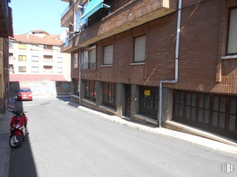 Retail for sale at Travesía Dos de Mayo, Arenas de San Pedro, Ávila, 05400 with motorcycle, building, window, wheel, property, tire, vehicle registration plate, road surface, asphalt and wood around