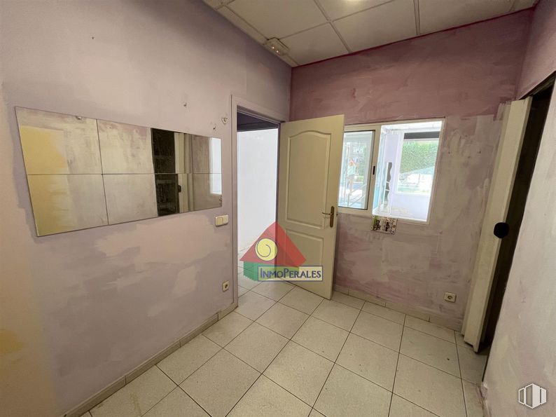 Local en venta en Zona Villayuventus - Renfe, Parla, Madrid, 28980 con puerta, ventana, accesorio, madera, suelos, suelo, pared, hall, techo y arte alrededor