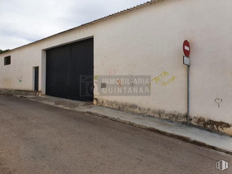 Industrial for sale at Casco urbano, Villamayor de Santiago, Cuenca, 16415 with door, sky, cloud, road surface, asphalt, land lot, fixture, plant, landscape and facade around