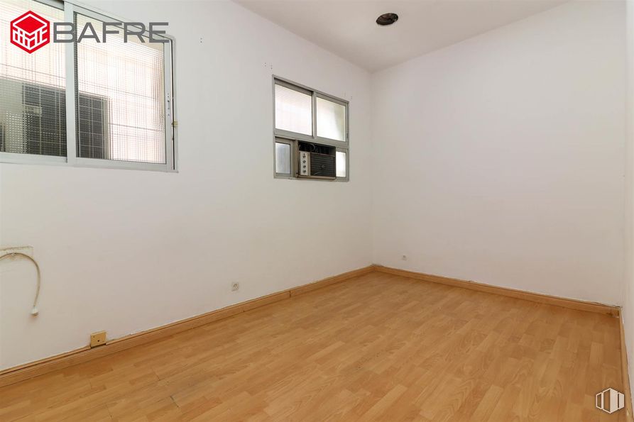 Local en venta en Casco antiguo, San Sebastián de los Reyes, Madrid, 28700 con ventana, edificio, madera, accesorio, pintura, pared, tinte para madera, suelos, persiana de la ventana y madera dura alrededor