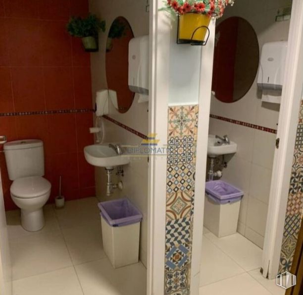 Retail for rent at Calle Príncipe de Vergara, Chamartín, Madrid, 28002 with toilet, plant, property, purple, interior design, floor, shelving, bathroom, flooring and wall around