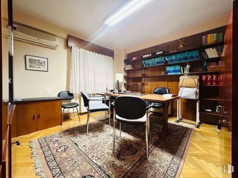 Oficina en alquiler en Calle Marqués Valdavia, Alcobendas, Madrid, 28100 con silla, alumbrado, mesa, mueble, estante, madera, interiorismo, suelos, suelo y estantería alrededor