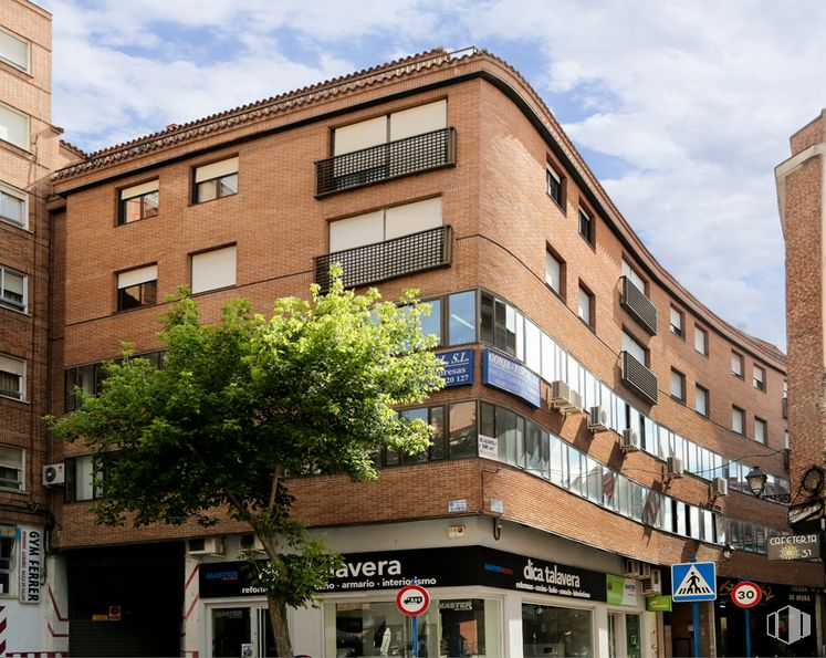 Office for sale at Calle Sol, 32, Talavera de la Reina, Toledo, 45600 with building, window, daytime, urban area, town, facade, city, neighbourhood, metropolitan area and public space around