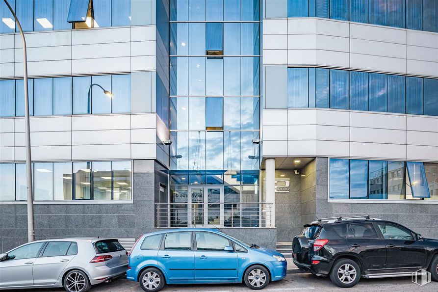 Oficina en alquiler en Edificio Cidro, Calle Cidro, 2, Carabanchel, Madrid, 28044 con coche, rueda, ventana, neumático, vehículo terrestre, vehículo, vehículo de motor, azul, edificio y diseño automovilístico alrededor