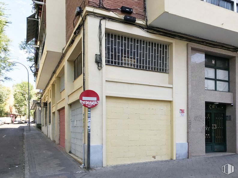 Retail for sale & for rent at Calle Ribadavia, 5, Fuencarral - El Pardo, Madrid, 28029 with window, door, building, fixture, house, tree, neighbourhood, road surface, plant and residential area around