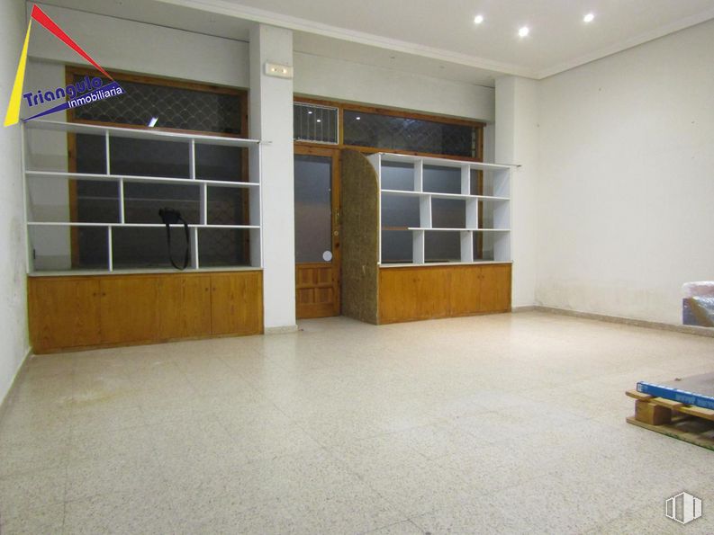 Retail for sale at Zona Nueva Segovia, Segovia, 40006 with wood, fixture, door, interior design, floor, hall, flooring, wall, hardwood and wood stain around