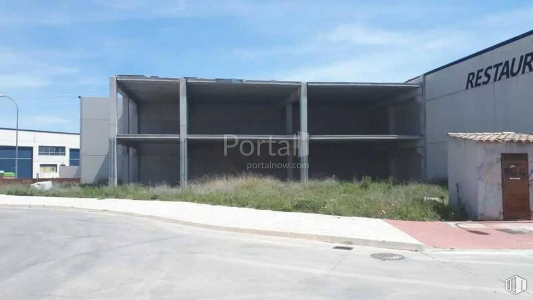 Industrial for sale at Polígono industrial El Viso de San Juan, El Viso de San Juan, Toledo, 45215 with door, building, sky, cloud, plant, architecture, asphalt, facade, road and gas around