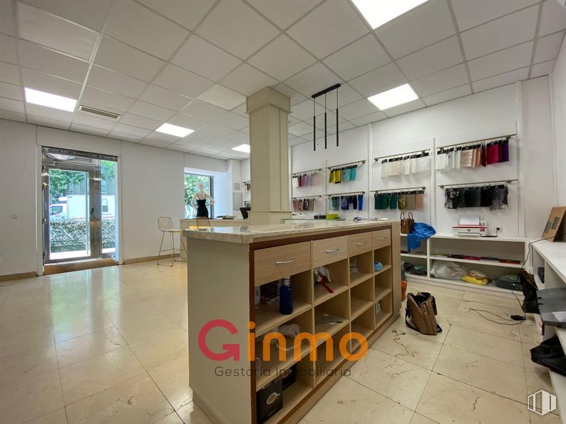 Retail for sale at Calle Diego de León, Salamanca, Madrid, 28006 with cabinetry, fixture, flooring, wood, shelving, window, floor, building, hardwood and ceiling around