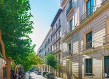 Oficina en alquiler en Calle Santa Catalina, 4, Centro, Madrid, 28014 con ventana, edificio, cielo, planta, infraestructura, rueda, superficie de la carretera, diseño urbano, árbol y barrio alrededor