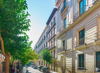 Oficina en alquiler en Calle Santa Catalina, 4, Centro, Madrid, 28014 con ventana, edificio, cielo, planta, infraestructura, rueda, superficie de la carretera, diseño urbano, árbol y barrio alrededor