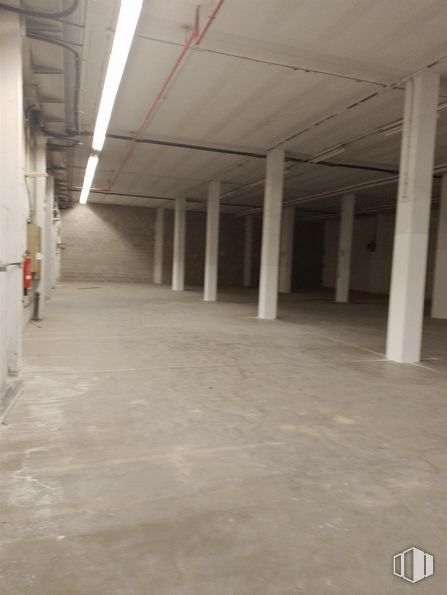 Industrial for rent at Carretera Villaverde a Vallecas, Villa de Vallecas, Madrid, 28031 with floor, flooring, wood, composite material, hall, building, ceiling, building material, concrete and beige around