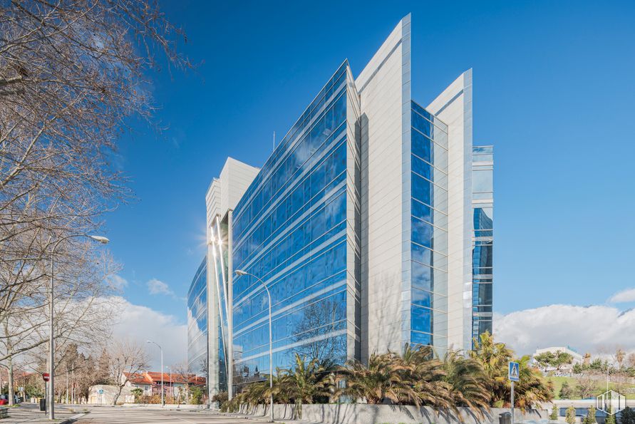 Oficina en alquiler en Calle Eucalipto, 33, Chamartín, Madrid, 28016 con edificio, cielo, nube, rascacielos, árbol, casa, planta, bloque de pisos, condominio y diseño urbano alrededor