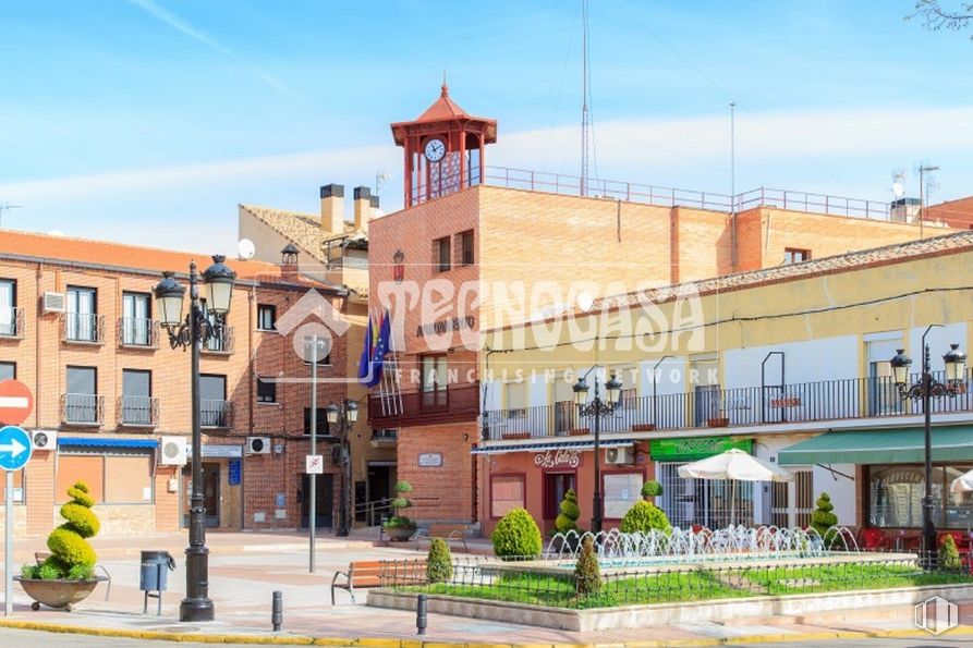 Local en venta en Zona del Juzgado de Paz, Humanes de Madrid, Madrid, 28830 con edificio, cielo, planta, ventana, nube, diseño urbano, barrio, luz de la calle, área residencial y edificio comercial alrededor