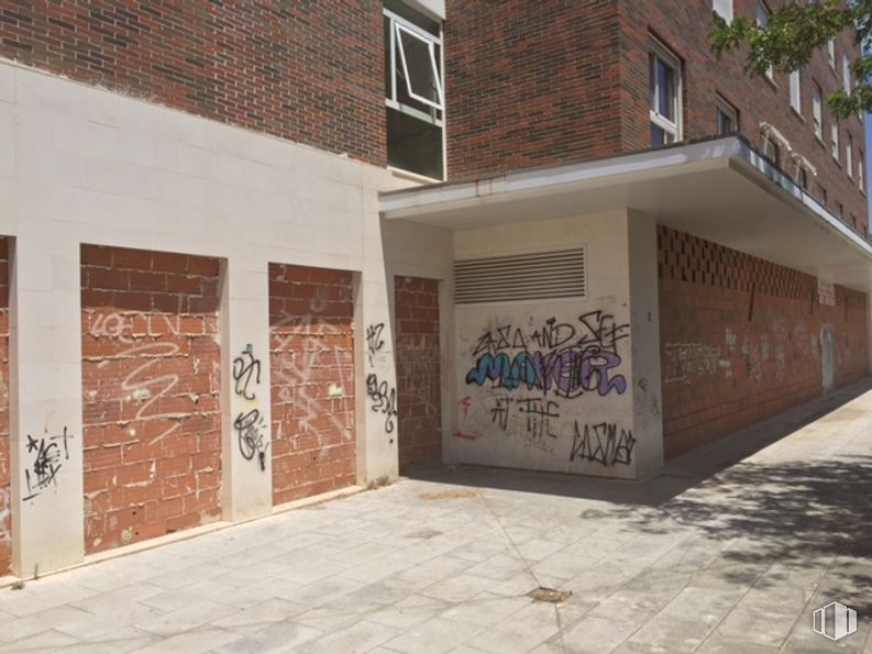 Local en alquiler y venta en Calle México, Valdemoro, Madrid, 28341 con ventana, edificio, superficie de carretera, albañilería, árbol, ladrillo, casa, arte, barrio y fuente alrededor