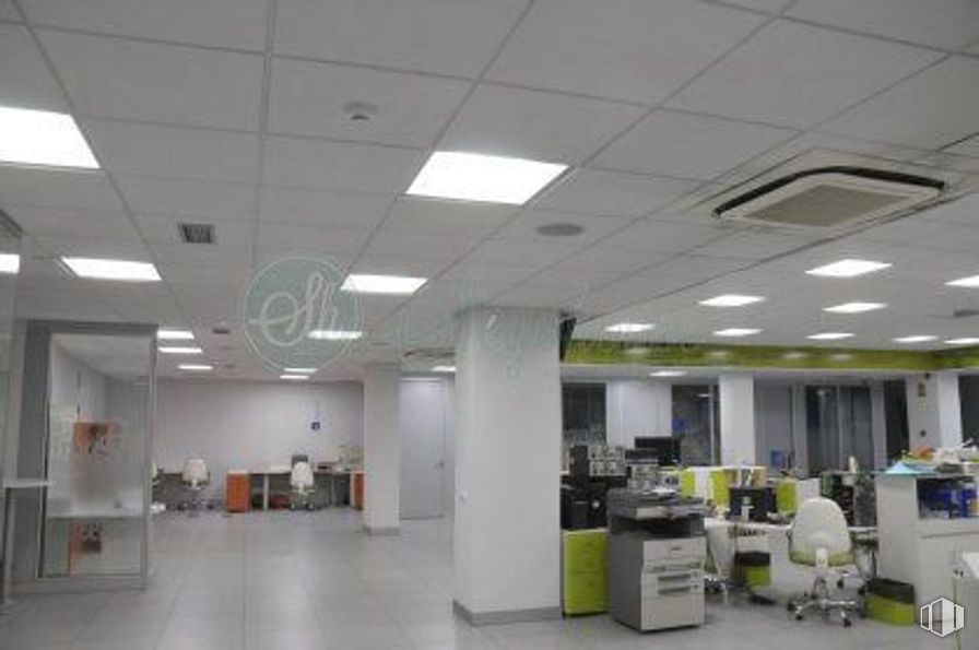 Retail for rent at Zona José Zorrilla, Segovia, 40002 with building, fixture, floor, plant, flooring, gas, houseplant, fluorescent lamp, city and ceiling around