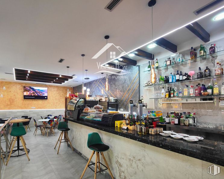 Retail for sale & for rent at Zona Portazgo, Puente de Vallecas, Madrid, 28038 with light fixture, countertop, stool, restaurant, chair, ceiling, kitchen & dining room table, bar, cafeteria and houseplant around