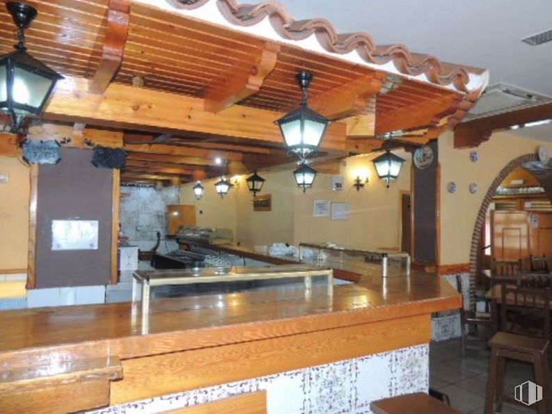 Retail for sale at Calle Felipe Solano Antelo, 16, Guadalajara, 19002 with stool, lighting, countertop, light fixture, property, building, furniture, wood, hardwood and beam around