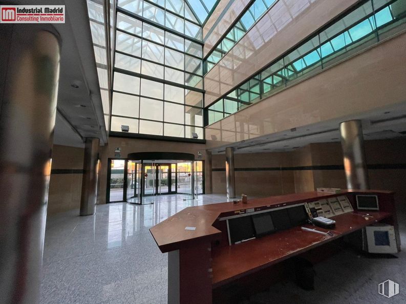 Office for sale & for rent at Avenida de Madrid, Arganda del Rey, Madrid, 28500 with lighting, architecture, table, flooring, wood, floor, fixture, glass, city and facade around