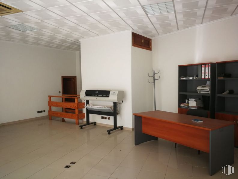 Oficina en alquiler en Zona centro, Ávila, 05001 con ebanistería, alumbrado, mueble, propiedad, edificio, mesa, diseño de interiores, piso, pavimento y madera alrededor