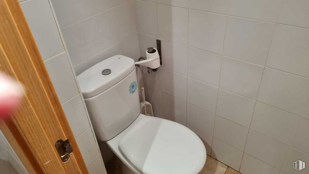 Retail for sale & for rent at Avenida Real, Vicálvaro, Madrid, 28032 with toilet, plumbing fixture, toilet seat, bathroom sink, tap, property, bathroom, interior design, house and floor around