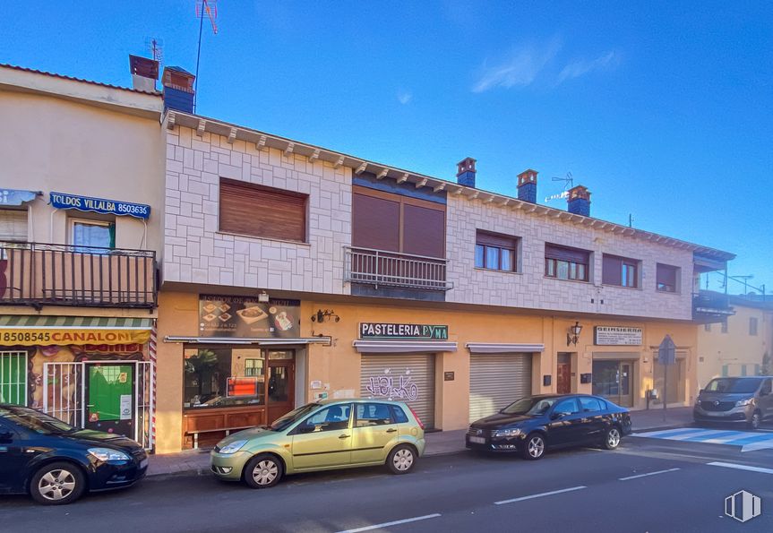 Retail for rent at Calle San Roque, 31, Guadarrama, Madrid, 28440 with car, wheel, building, automotive parking light, tire, land vehicle, sky, vehicle, window and property around