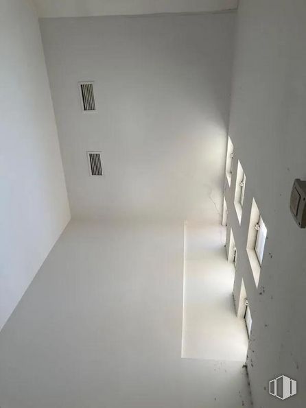 Nave en venta en Calle Cerámica, Puente de Vallecas, Madrid, 28038 con accesorio, gris, madera, edificio, propiedad material, rectángulo, tintes y matices, material compuesto, suelos y techo alrededor