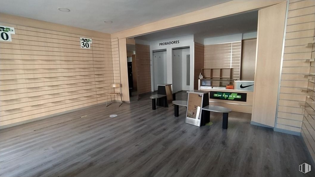 Retail for rent at Zona Centro, Ávila, 05001 with table, couch, wood, fixture, interior design, hall, floor, flooring, shade and tile flooring around