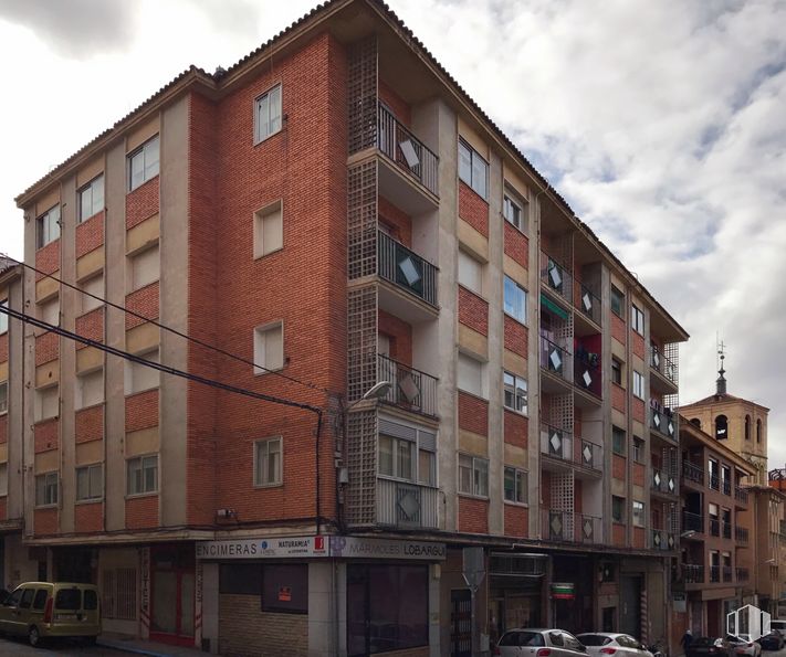 Local en alquiler y venta en Calle San Antón, 8, Segovia, 40005 con edificio, nube, cielo, ventana, propiedad, coche, vehículo, rueda, infraestructura y bloque de torre alrededor