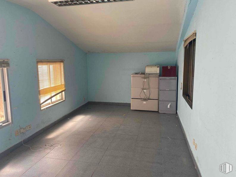 Industrial for sale at Zona Ajalvir, Ajalvir, Madrid, 28864 with window, window blind, fixture, wood, flooring, floor, cabinetry, building, paint and drawer around