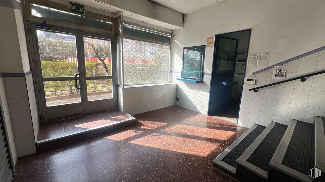 Retail for rent at Zona Conde Casal, Retiro, Madrid, 28007 with door, flooring, floor, composite material, ceiling, metal, glass, aluminium, steel and daylighting around