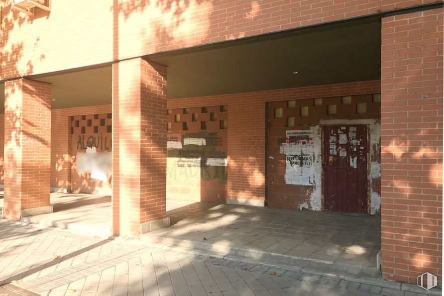 Retail for sale & for rent at Calle Alcalde Pedro González González, 10, Leganés, Madrid, 28914 with door, building, wood, brickwork, brick, road surface, shade, building material, facade and real estate around