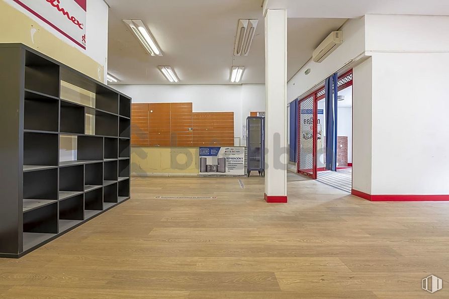 Retail for sale & for rent at Calle Jaén, 8, Tetuán, Madrid, 28020 with fixture, shelf, interior design, wood, flooring, floor, building, shelving, hall and hardwood around