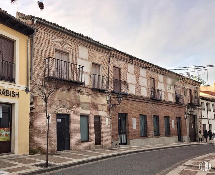 Local en venta en Calle Jacinto González, 13, Navalcarnero, Madrid, 28600 con edificio, cielo, ventana, nube, accesorio, superficie de la carretera, diseño urbano, madera, zona residencial y ladrillo alrededor