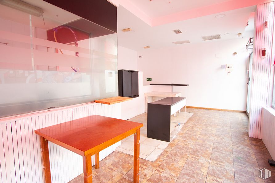 Retail for rent at Calle Monjitas, 5, Majadahonda, Madrid, 28220 with table, furniture, wood, orange, interior design, chair, cabinetry, flooring, kitchen and floor around