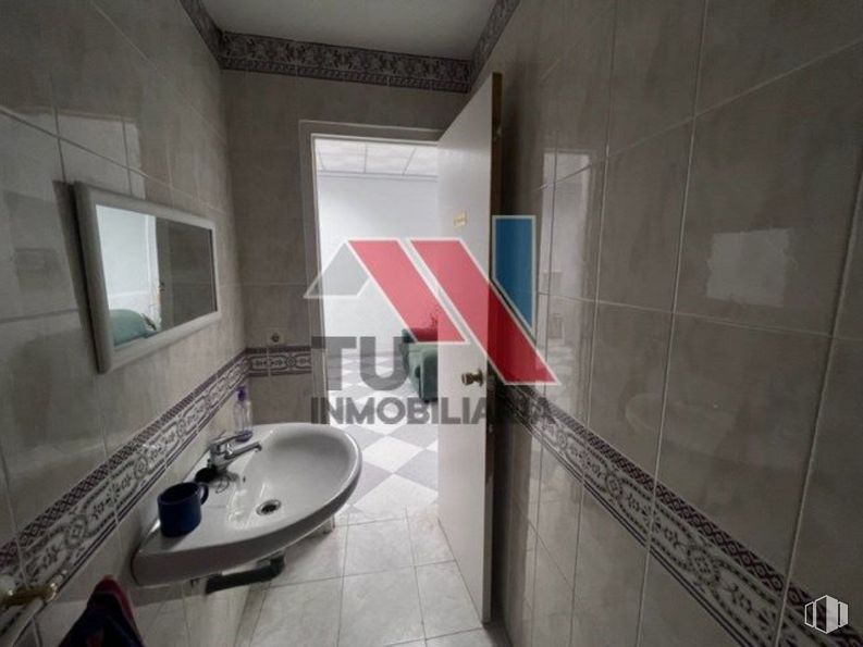 Retail for sale at Calle Hipolito Ezquerra, 31, Fuensalida, Toledo, 45510 with sink, mirror, tap, plumbing fixture, bathroom, building, bathroom sink, floor, flooring and composite material around