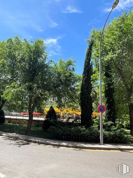 Local en venta en Plaza de Pontevedra, 2, Alcorcón, Madrid, 28925 con alumbrado, planta, cielo, nube, luz de la calle, superficie de la carretera, asfalto, árbol, sombra y terreno alrededor