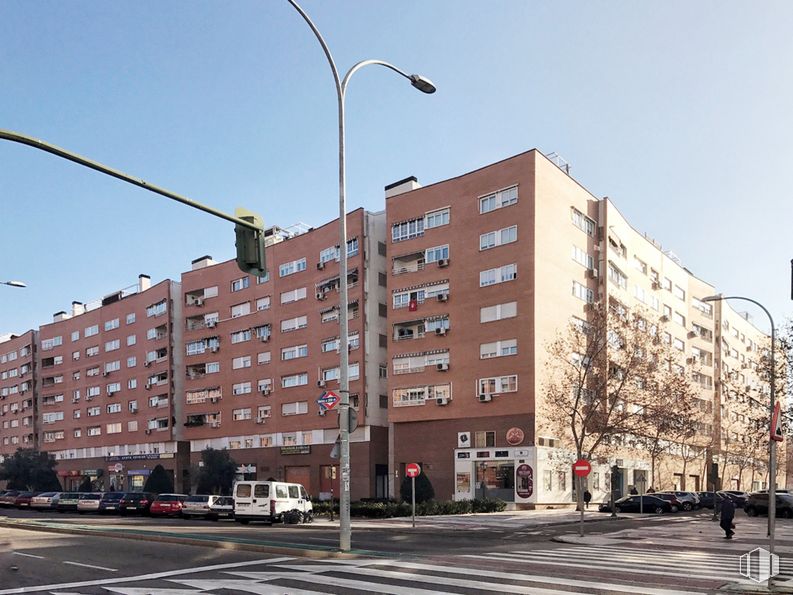 Oficina en venta en Avenida Libertad, Alcorcón, Madrid, 28924 con edificio, luz de la calle, cielo, día, coche, ventana, infraestructura, bloque de torres, rueda y diseño urbano alrededor