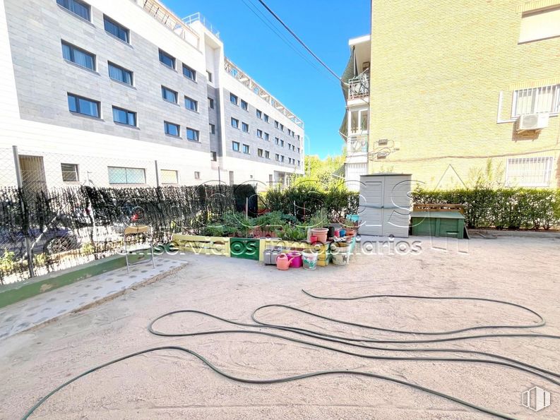 Local en alquiler y venta en Calle Arcadia, Barajas, Madrid, 28042 con edificio, planta, cielo, durante el día, ventana, diseño urbano, superficie de la carretera, asfalto, zona residencial y barrio alrededor