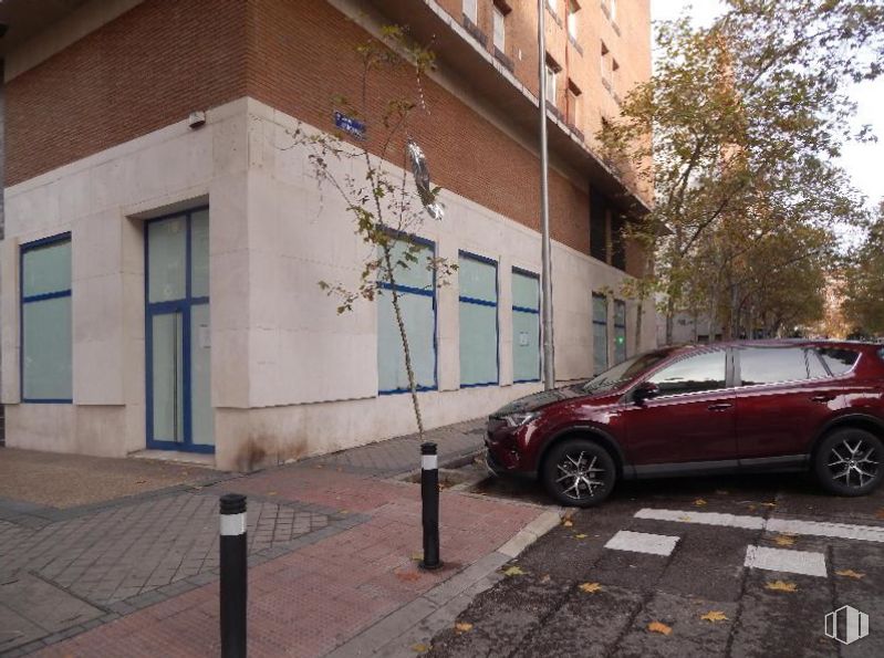 Local en alquiler en Zona Cuatro Caminos, Tetuán, Madrid, 28020 con coche, rueda, neumático, ventana, casa, coche familiar y acera alrededor