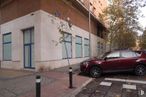 Retail for rent at Zona Cuatro Caminos, Tetuán, Madrid, 28020 with car, wheel, tire, window, house, automotive parking light, family car, sidewalk, luxury vehicle and automotive tail & brake light around