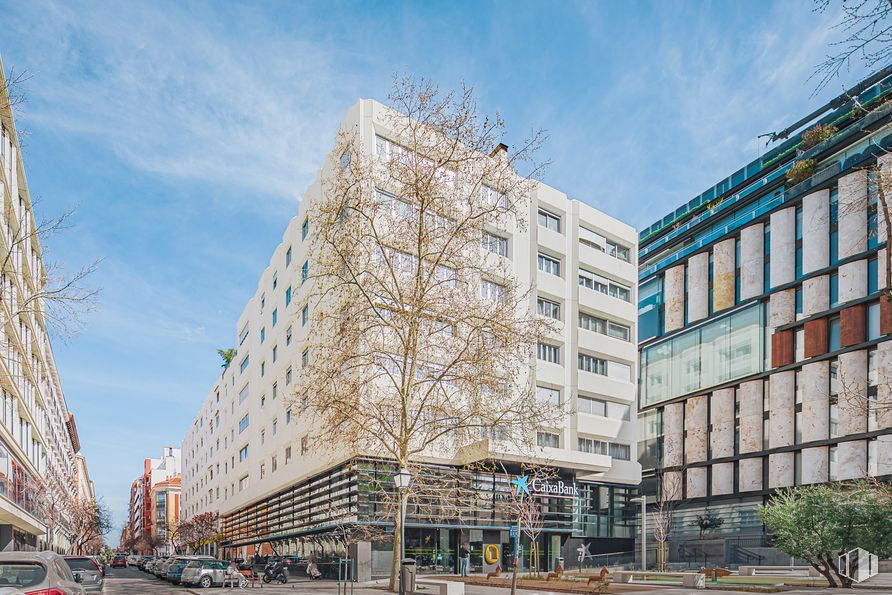 Oficina en alquiler en Calle Juan Bravo, 3, Salamanca, Madrid, 28006 con edificio, nube, cielo, durante el día, ventana, bloque de pisos, condominio, diseño urbano, coche y vía pública alrededor