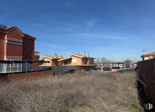 Suelo en venta en Calle Rosalia de Castro, Arroyomolinos, Madrid, 28939 con casa, edificio, cielo, zona residencial, Inicio, tejado, lote de terreno, suburbio, valla y vallado de viviendas alrededor