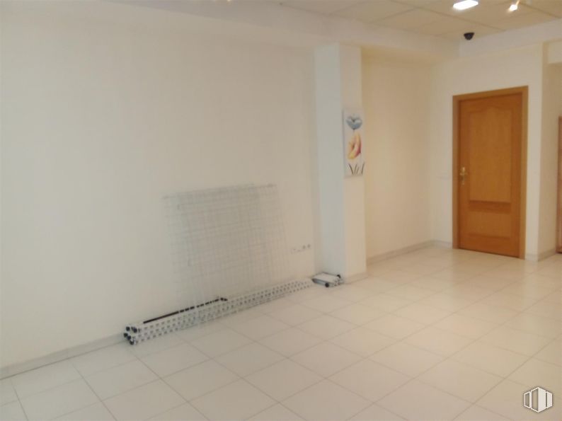 Local en alquiler y venta en Calle Constitución, 83, Navalcarnero, Madrid, 28600 con puerta, madera, suelo, suelos, pintura, gas, madera dura, suelo de baldosas, edificio y accesorio alrededor