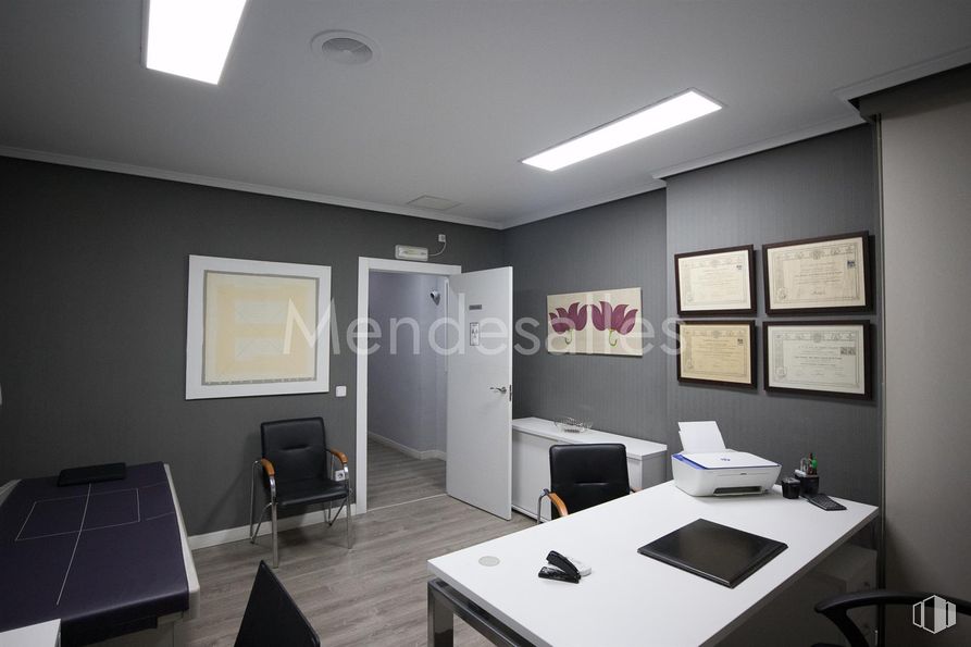 Local en venta en Avenida Constitución, Móstoles, Madrid, 28931 con silla, lámpara, marco, alumbrado, mesa, mueble, interiorismo, pared, techo y suelos alrededor