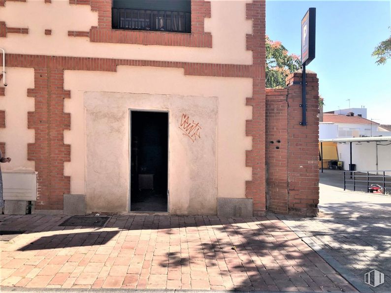 Local en alquiler en Calle Inmaculada, 66, Griñón, Madrid, 28971 con puerta, ventana, edificio, cielo, árbol, ladrillo, casa, madera, superficie de la carretera y planta alrededor