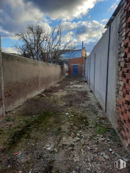 Land for sale at Zona centro, Lillo, Toledo, 45870 with wall, brickwork, alley, brick, concrete, soil, building material, walkway, home fencing and fence around