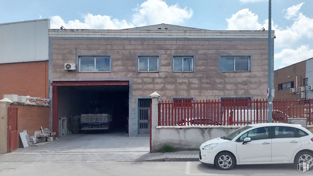 Industrial for sale at Polígono industrial Prado Overa, Leganés, Madrid, 28914 with car, building, tire, automotive parking light, wheel, cloud, sky, property, window and vehicle around