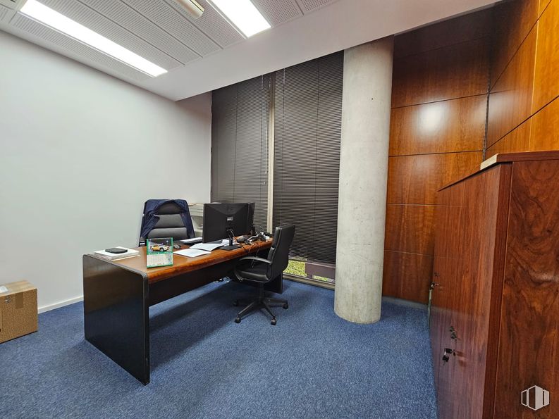 Oficina en venta en Natea Business Park, Avenida Industria, 4, Alcobendas, Madrid, 28108 con silla, escritorio, alacena, mueble, propiedad, mesa, silla de oficina, interiorismo, suelo y madera alrededor