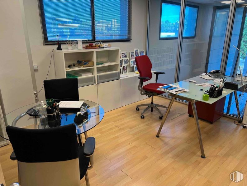 Oficina en alquiler en Zona empresarial Alcobendas, Alcobendas, Madrid, 28108 con silla, escritorio, mesa, mueble, ventana, propiedad, azul, televisión, silla de oficina y interiorismo alrededor